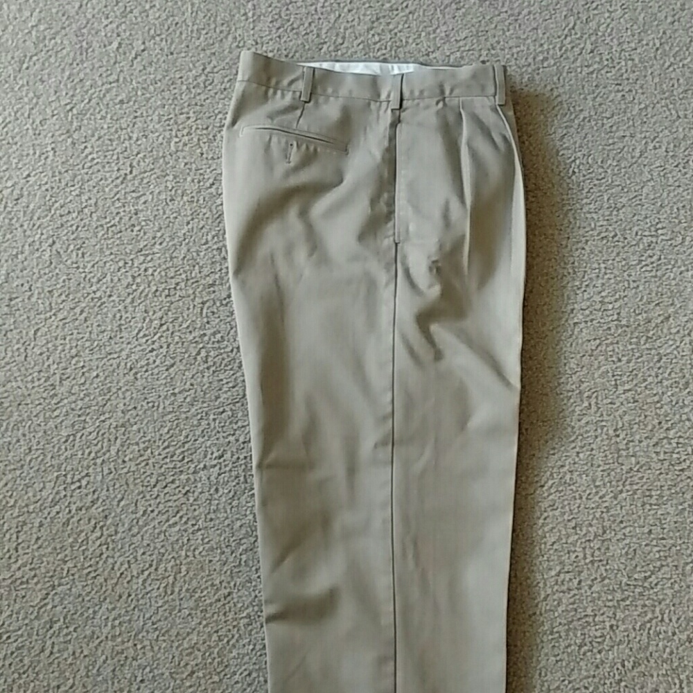 DONATED Land's End men's pleated khakis